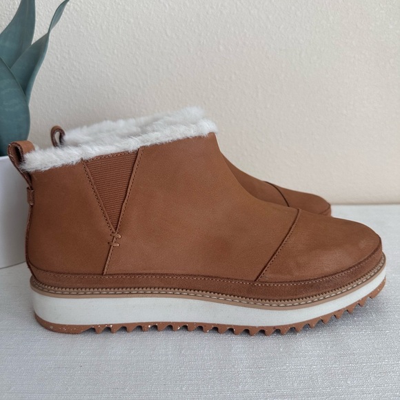 TOMS Tan Suede Leather Faux Fur Lining Cozy Ankle Booties Women’s 9 - Picture 3 of 11